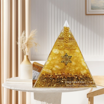 Цитрин естествен кристален гранулят в пирамидална енергийна кула от смола — декоративен аксесоар за дома (Материал: Смола; Стил: Кристален; Категория: Синтетични занаяти)