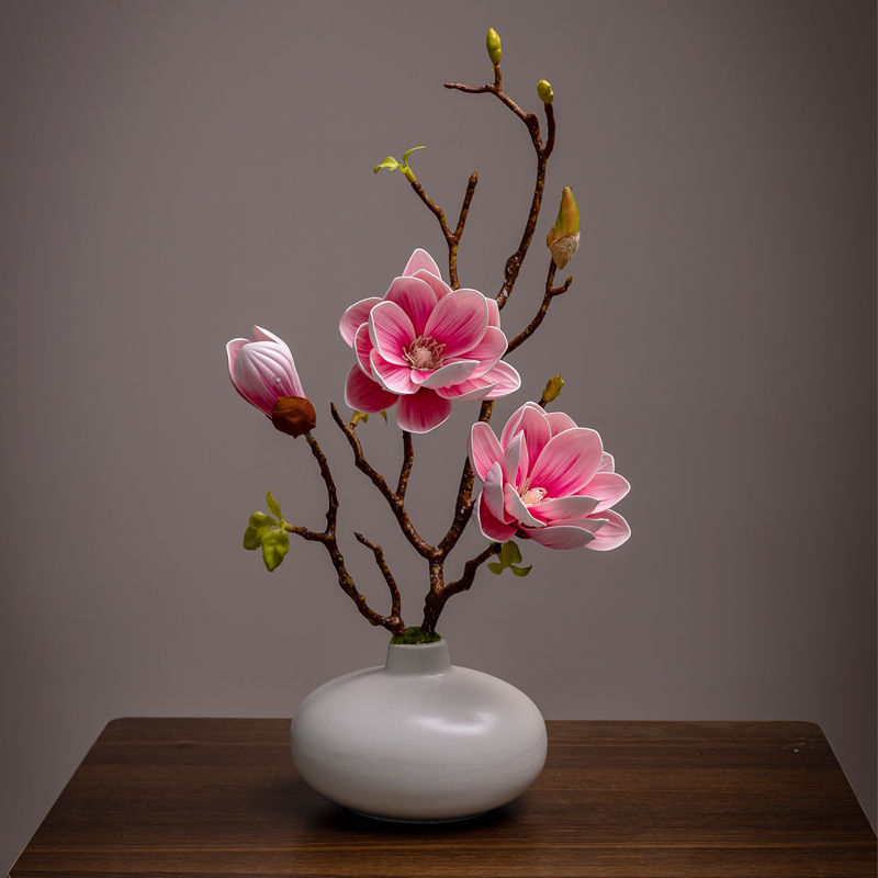 Dirbtinė magnolija dekoracija – įėjimui ir svetainei – Medžiaga: šilkas žiedas; Veislė: Magnolia; Tekstūra: realistinė; Paskirtis: dekoratyvinis