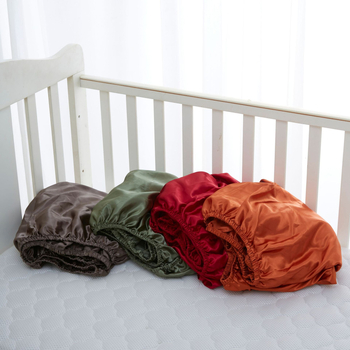 Paklodė su gumute iš poliesterio-pamudo mišinio, dažyta siūlais, audinys šlifuotas ir paprastas, šiuolaikiško minimalistinio stiliaus, svoris mažiau nei 300 g