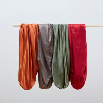 Paklodė su gumute iš poliesterio-pamudo mišinio, dažyta siūlais, audinys šlifuotas ir paprastas, šiuolaikiško minimalistinio stiliaus, svoris mažiau nei 300 g