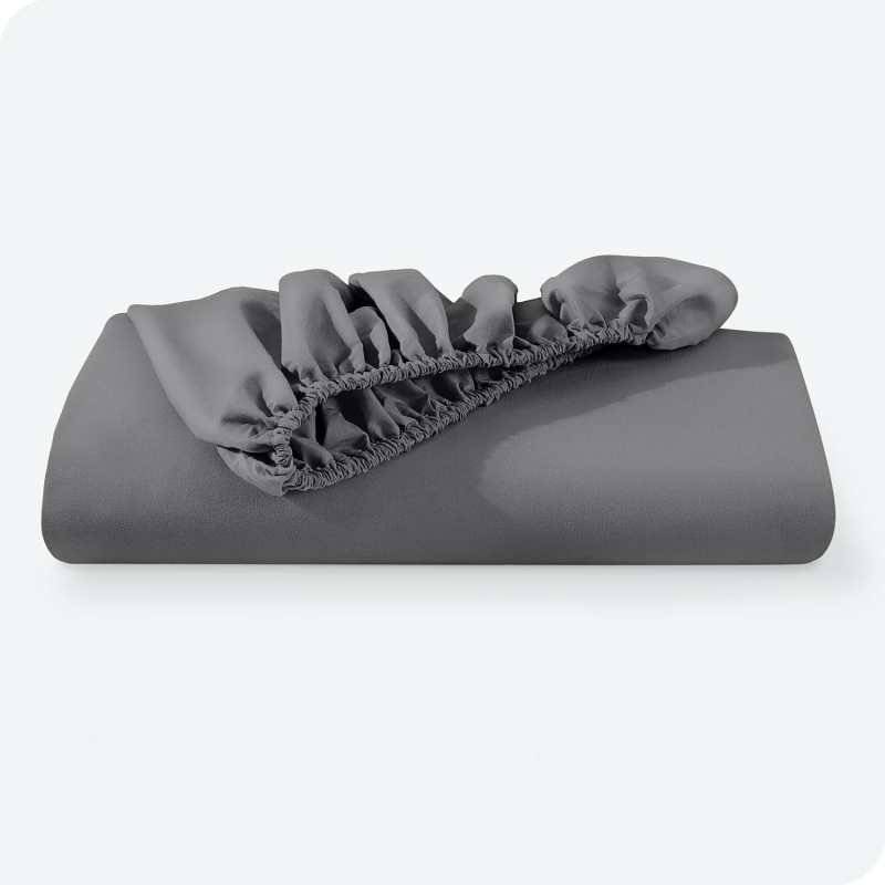 Paklodė su gumute iš poliesterio-pamudo mišinio, dažyta siūlais, audinys šlifuotas ir paprastas, šiuolaikiško minimalistinio stiliaus, svoris mažiau nei 300 g