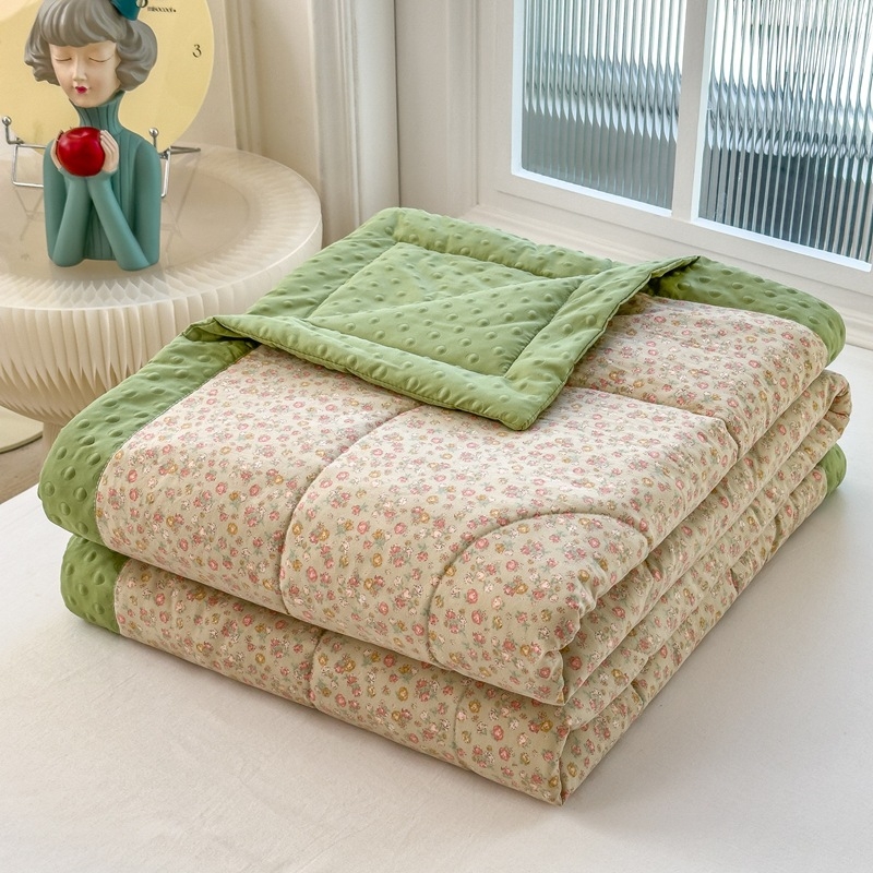 Κουβέρτα καλοκαιρινή με γέμισμα από πολυεστερικές ίνες, ύφασμα από πλυμένο βαμβάκι, βάρος 1,25–1,5 κιλά, πλένεται στο πλυντήριο, μοντέρνο μινιμαλιστικό στυλ