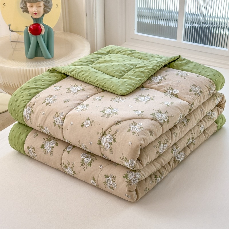 Κουβέρτα καλοκαιρινή με γέμισμα από πολυεστερικές ίνες, ύφασμα από πλυμένο βαμβάκι, βάρος 1,25–1,5 κιλά, πλένεται στο πλυντήριο, μοντέρνο μινιμαλιστικό στυλ