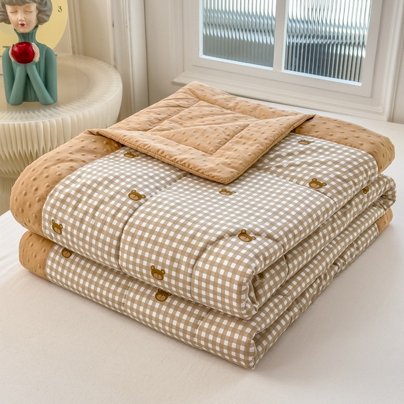 Κουβέρτα καλοκαιρινή με γέμισμα από πολυεστερικές ίνες, ύφασμα από πλυμένο βαμβάκι, βάρος 1,25–1,5 κιλά, πλένεται στο πλυντήριο, μοντέρνο μινιμαλιστικό στυλ