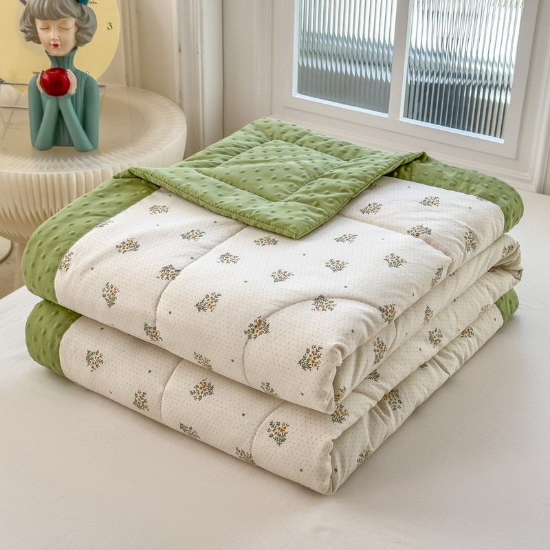 Κουβέρτα καλοκαιρινή με γέμισμα από πολυεστερικές ίνες, ύφασμα από πλυμένο βαμβάκι, βάρος 1,25–1,5 κιλά, πλένεται στο πλυντήριο, μοντέρνο μινιμαλιστικό στυλ