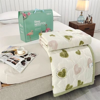 Καλοκαιρινό ανάλαφρο παπλώμα με εκτύπωση; αντιδραστική εκτύπωση και βαφή; ύφασμα: χημική ίνα; γέμισμα: πολυεστερικό; ύφανση: εκτύπωση και λείανση; στυλ: μοντέρνο μινιμαλιστικό