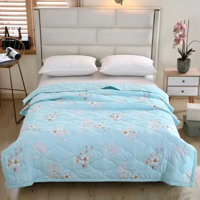 Καλοκαιρινό ανάλαφρο παπλώμα με εκτύπωση; αντιδραστική εκτύπωση και βαφή; ύφασμα: χημική ίνα; γέμισμα: πολυεστερικό; ύφανση: εκτύπωση και λείανση; στυλ: μοντέρνο μινιμαλιστικό