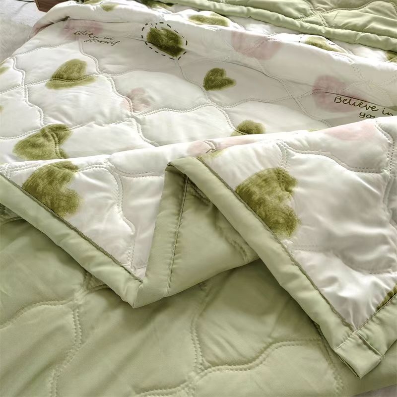 Καλοκαιρινό ανάλαφρο παπλώμα με εκτύπωση; αντιδραστική εκτύπωση και βαφή; ύφασμα: χημική ίνα; γέμισμα: πολυεστερικό; ύφανση: εκτύπωση και λείανση; στυλ: μοντέρνο μινιμαλιστικό