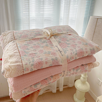 Kokvilnas četrdaļīgs gultasveļas komplekts ar mežģīnēm, Twill audums, reaktīvā druka, svars 2500–3000 g, ziedu raksts