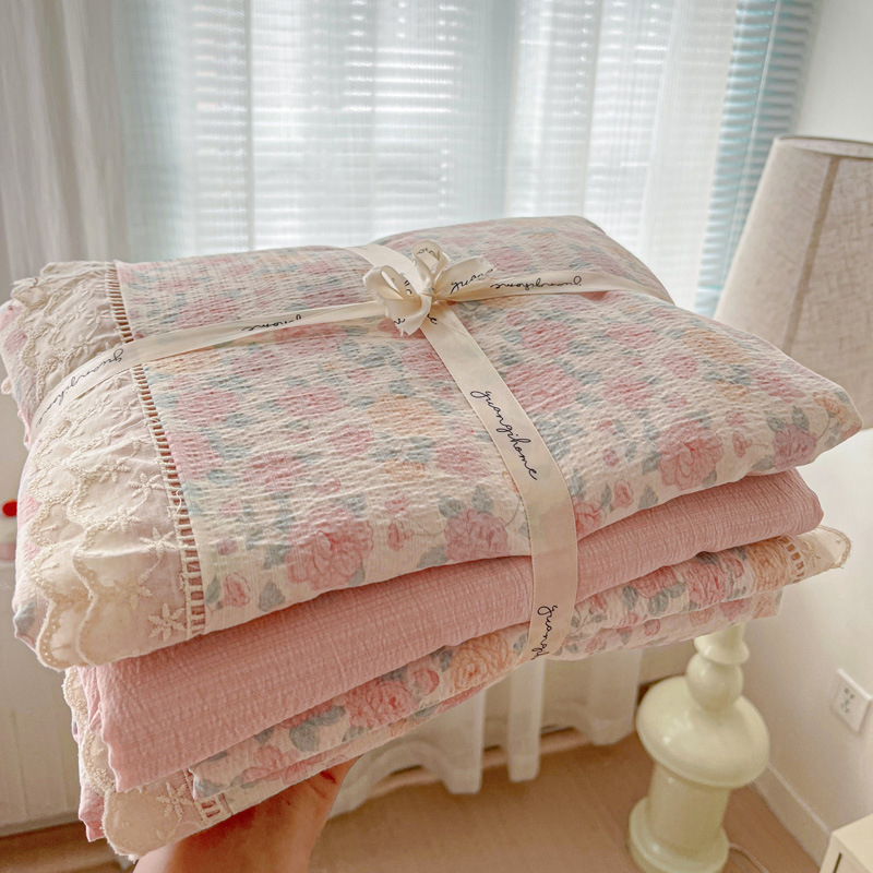 Kokvilnas četrdaļīgs gultasveļas komplekts ar mežģīnēm, Twill audums, reaktīvā druka, svars 2500–3000 g, ziedu raksts