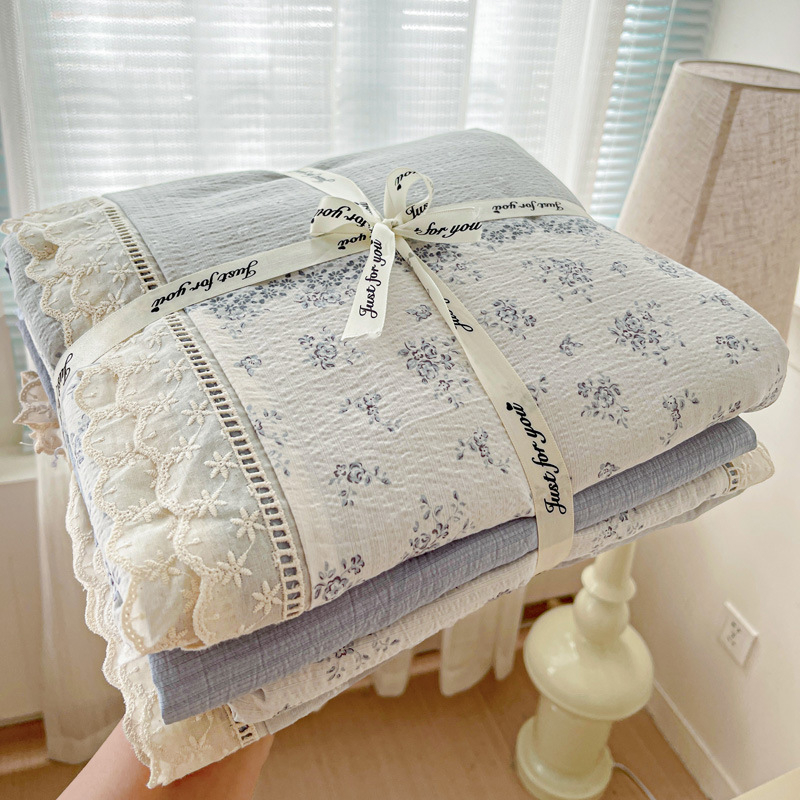 Kokvilnas četrdaļīgs gultasveļas komplekts ar mežģīnēm, Twill audums, reaktīvā druka, svars 2500–3000 g, ziedu raksts