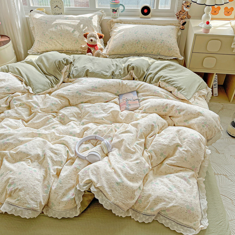 Kokvilnas četrdaļīgs gultasveļas komplekts ar mežģīnēm, Twill audums, reaktīvā druka, svars 2500–3000 g, ziedu raksts