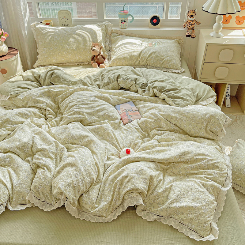 Kokvilnas četrdaļīgs gultasveļas komplekts ar mežģīnēm, Twill audums, reaktīvā druka, svars 2500–3000 g, ziedu raksts