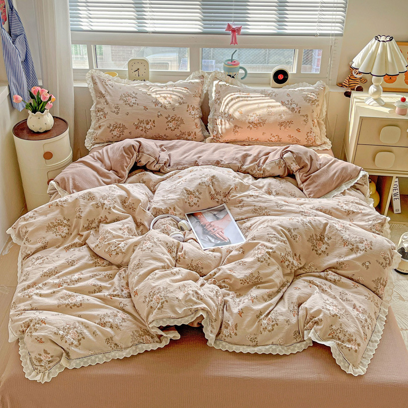 Kokvilnas četrdaļīgs gultasveļas komplekts ar mežģīnēm, Twill audums, reaktīvā druka, svars 2500–3000 g, ziedu raksts