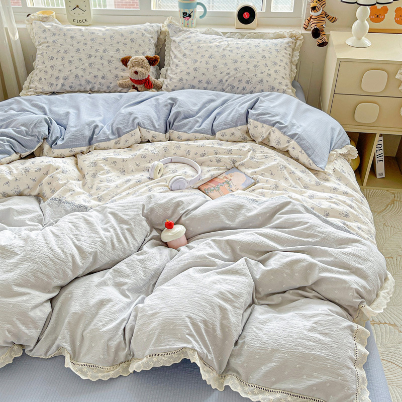 Kokvilnas četrdaļīgs gultasveļas komplekts ar mežģīnēm, Twill audums, reaktīvā druka, svars 2500–3000 g, ziedu raksts