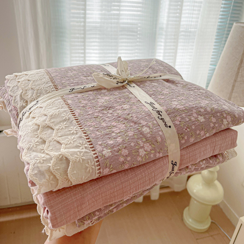 Kokvilnas četrdaļīgs gultasveļas komplekts ar mežģīnēm, Twill audums, reaktīvā druka, svars 2500–3000 g, ziedu raksts