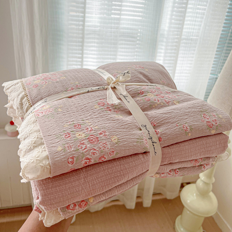 Kokvilnas četrdaļīgs gultasveļas komplekts ar mežģīnēm, Twill audums, reaktīvā druka, svars 2500–3000 g, ziedu raksts