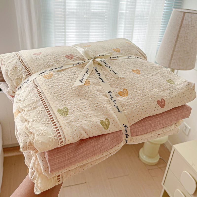 Kokvilnas četrdaļīgs gultasveļas komplekts ar mežģīnēm, Twill audums, reaktīvā druka, svars 2500–3000 g, ziedu raksts