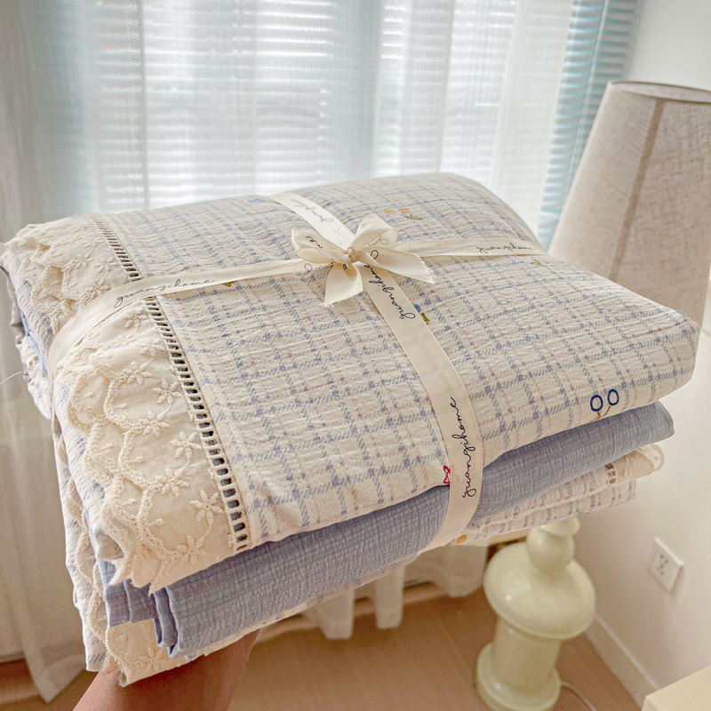 Kokvilnas četrdaļīgs gultasveļas komplekts ar mežģīnēm, Twill audums, reaktīvā druka, svars 2500–3000 g, ziedu raksts