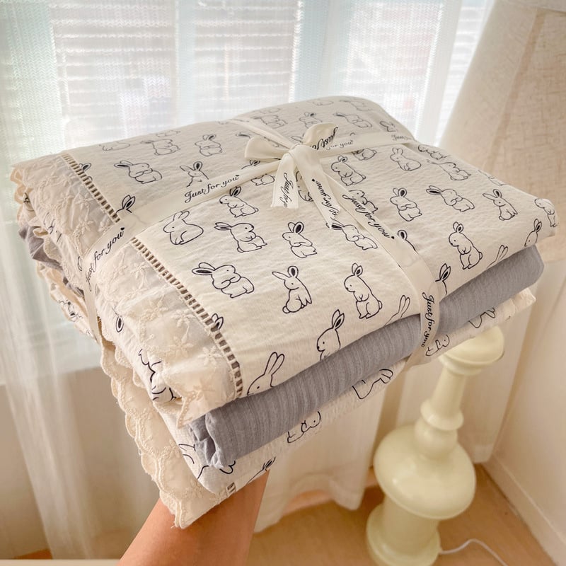 Kokvilnas četrdaļīgs gultasveļas komplekts ar mežģīnēm, Twill audums, reaktīvā druka, svars 2500–3000 g, ziedu raksts