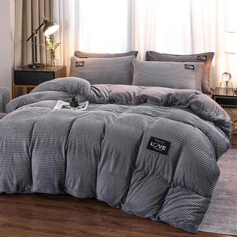 Četru daļu gultas veļas komplekts no korālā flīsa, vienkrāsains raksts, palagu tips, salokāmais audums, reaktīvā krāsošana