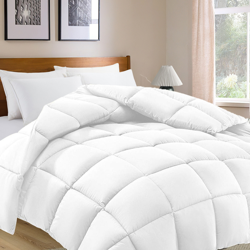 Minden évszakokra alkalmas hotelszobai paplan, kefés szövésű, kémiai rostból készült szövet, töltet közönséges rostból, súly 2-2,5 kg