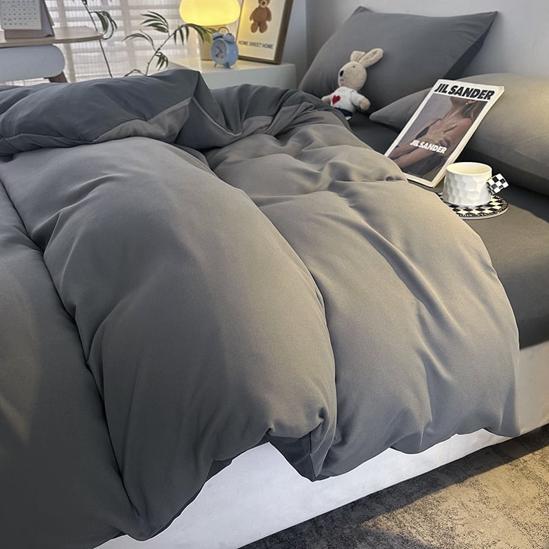 Kokvilnas četrdaļīgs gultas veļas komplekts studentu nometnei — reaktīvā drukāšana, pūstā audums, svars 2500–3000 g, vienkrāsains raksts