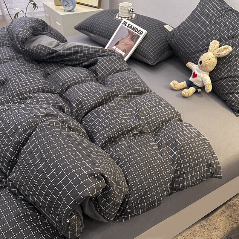 Kokvilnas četrdaļīgs gultas veļas komplekts studentu nometnei — reaktīvā drukāšana, pūstā audums, svars 2500–3000 g, vienkrāsains raksts