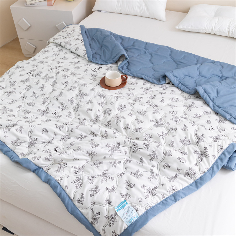 Δροσιστικό καλοκαιρινό πάπλωμα, πλένεται στο πλυντήριο, βαμβακερό ύφασμα, γέμιση πολυεστερικές ίνες, μοντέρνο μινιμαλιστικό στυλ