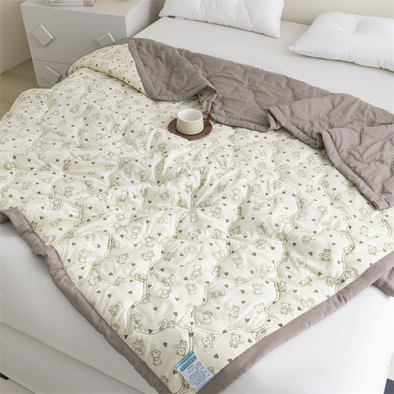 Δροσιστικό καλοκαιρινό πάπλωμα, πλένεται στο πλυντήριο, βαμβακερό ύφασμα, γέμιση πολυεστερικές ίνες, μοντέρνο μινιμαλιστικό στυλ