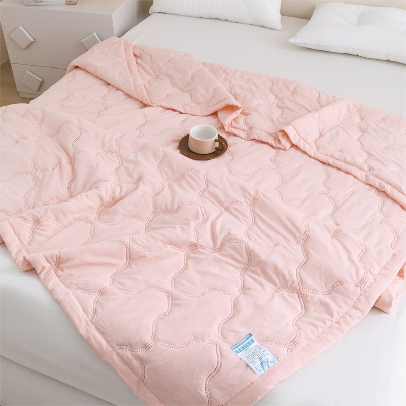 Δροσιστικό καλοκαιρινό πάπλωμα, πλένεται στο πλυντήριο, βαμβακερό ύφασμα, γέμιση πολυεστερικές ίνες, μοντέρνο μινιμαλιστικό στυλ