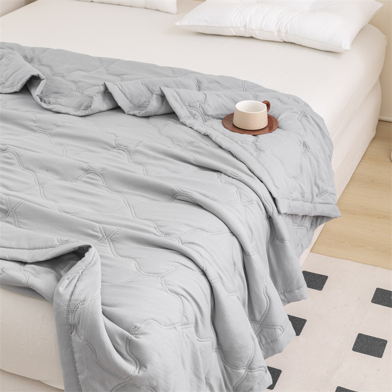 Δροσιστικό καλοκαιρινό πάπλωμα, πλένεται στο πλυντήριο, βαμβακερό ύφασμα, γέμιση πολυεστερικές ίνες, μοντέρνο μινιμαλιστικό στυλ