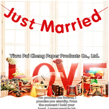 Στοιχεία διακόσμησης γάμου για τον χώρο — κρεμαστά σημαιάκια για ατμόσφαιρα νύφη–γαμπρός, απλό στυλ.