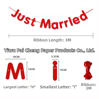 Στοιχεία διακόσμησης γάμου για τον χώρο — κρεμαστά σημαιάκια για ατμόσφαιρα νύφη–γαμπρός, απλό στυλ.