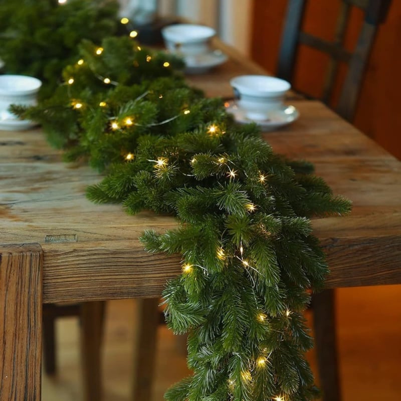 Meimei Crafts rankų darbo plastikinė kabinama dekoracija su dirbtinėmis pušies adatomis ir kedro lapomis – durims ir laiptams, Kalėdinė namų dekoracija