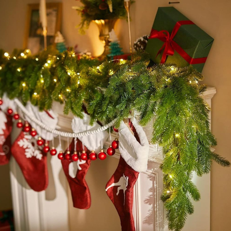 Meimei Crafts rankų darbo plastikinė kabinama dekoracija su dirbtinėmis pušies adatomis ir kedro lapomis – durims ir laiptams, Kalėdinė namų dekoracija