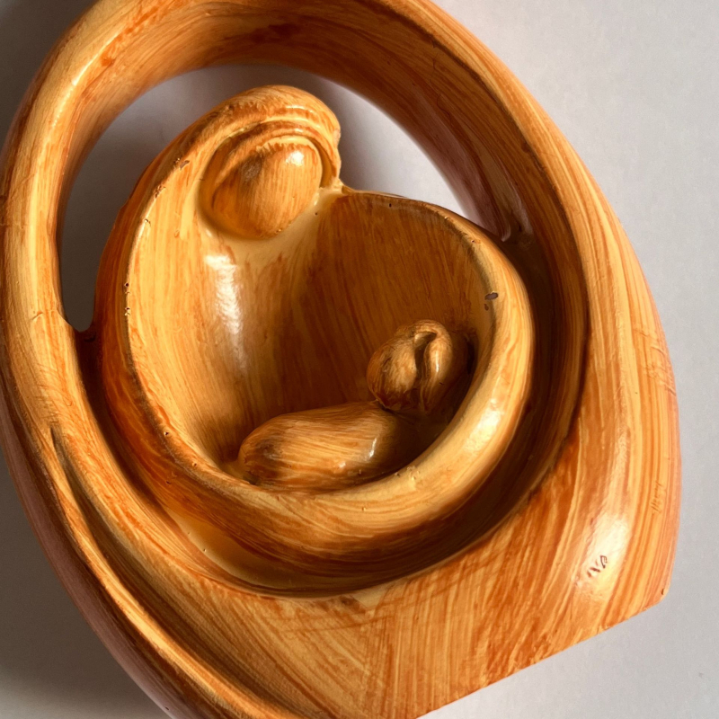 Sculptură din rășină pentru naștere — textură lemnoasă, design modern minimalist, ornament de birou pentru casă