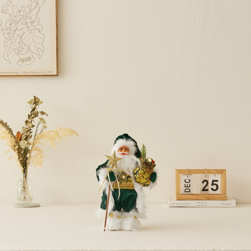 Stojeća Djed Mraz lutka - božićna dekoracija; materijali: plastika, poliester, tkanina; izrada: polu-strojno, polu ručno; stilovi: etnički, klasični, moderni.