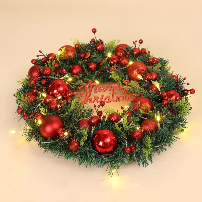 Rankų darbo plastikinis Kalėdų vainikas, skirtas kabinti ant durų ar langų; idealiai tinkantis prekybos centrams ir viešbučiams; tinka kaip verslo, reklaminė ar šventinė dovana.