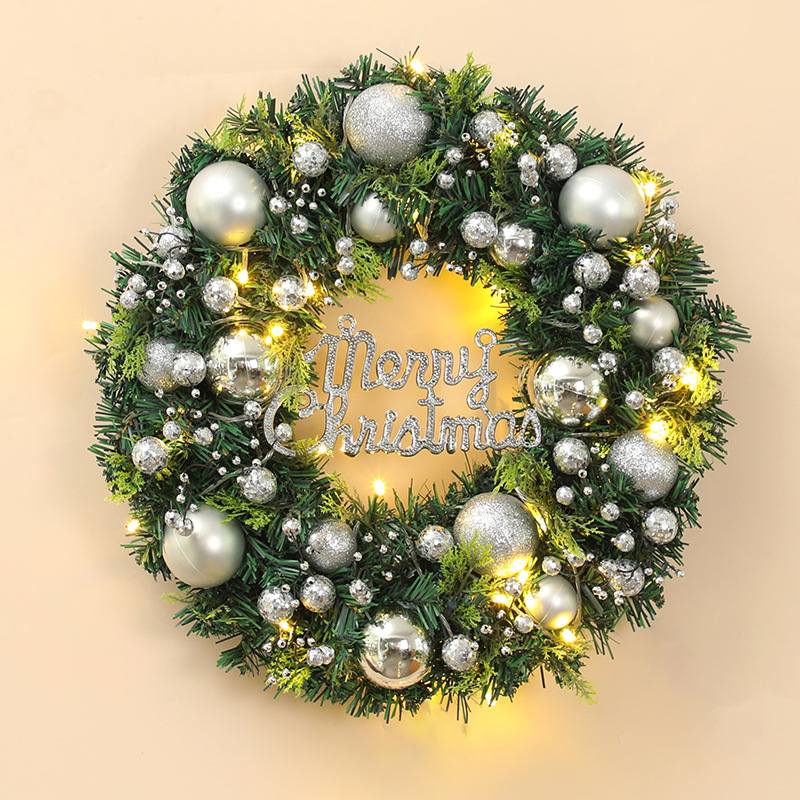 Rankų darbo plastikinis Kalėdų vainikas, skirtas kabinti ant durų ar langų; idealiai tinkantis prekybos centrams ir viešbučiams; tinka kaip verslo, reklaminė ar šventinė dovana.