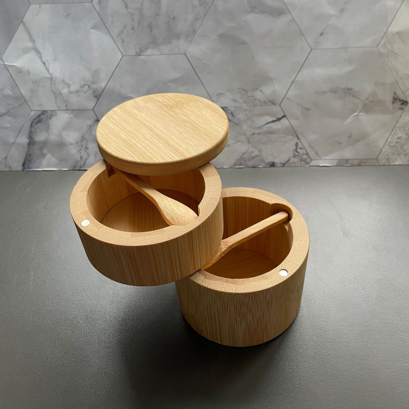 Bambuko prieskonių indelis su šaukšteliu ir druskos indeliu, virtuvės laikymo dėžė su pasukamu magnetiniu dangteliu, logotipo spausdinimas galima