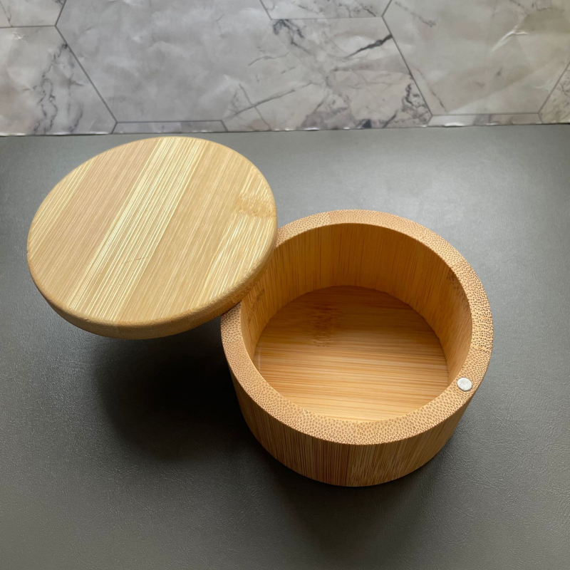 Bambuko prieskonių indelis su šaukšteliu ir druskos indeliu, virtuvės laikymo dėžė su pasukamu magnetiniu dangteliu, logotipo spausdinimas galima