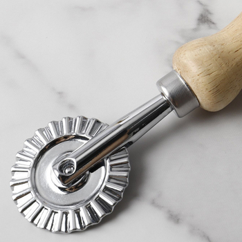 Резачка за тесто с дантелен ръб, дървена дръжка и колелце от цинкова сплав – кухненски инструмент за печене