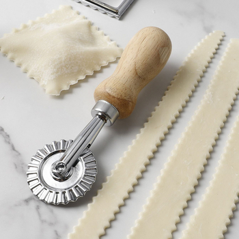Резачка за тесто с дантелен ръб, дървена дръжка и колелце от цинкова сплав – кухненски инструмент за печене