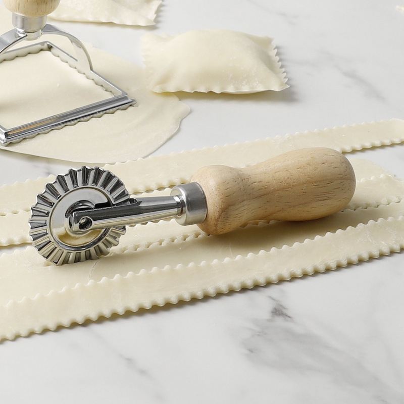 Резачка за тесто с дантелен ръб, дървена дръжка и колелце от цинкова сплав – кухненски инструмент за печене