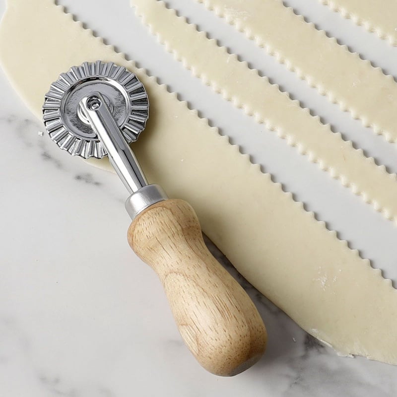 Резачка за тесто с дантелен ръб, дървена дръжка и колелце от цинкова сплав – кухненски инструмент за печене