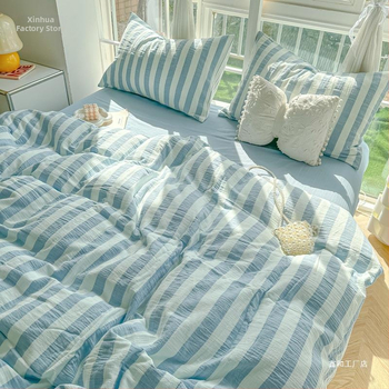 Négy darabos ágyneműhuzatkészlet, csíkos mintázat, regenerált cellulóz rostból készült anyag, súly 500–800 g, félreakciós nyomtatás és festés