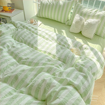 Négy darabos ágyneműhuzatkészlet, csíkos mintázat, regenerált cellulóz rostból készült anyag, súly 500–800 g, félreakciós nyomtatás és festés