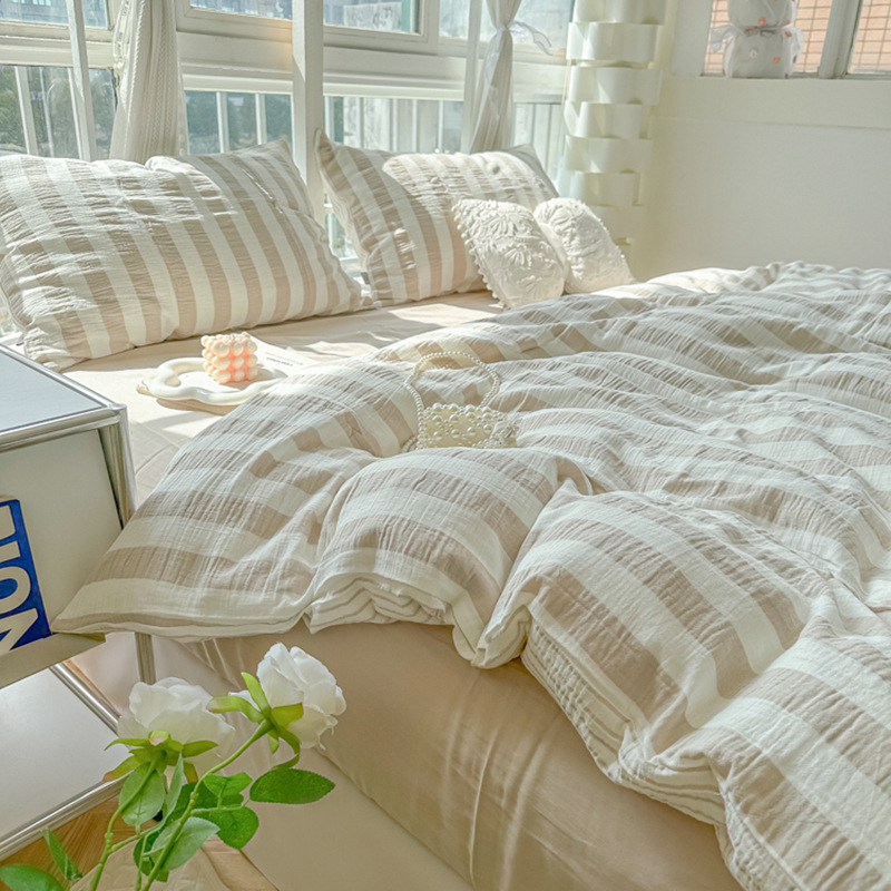 Négy darabos ágyneműhuzatkészlet, csíkos mintázat, regenerált cellulóz rostból készült anyag, súly 500–800 g, félreakciós nyomtatás és festés