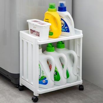 Plastmasas vannas istabas statīvs ar riteņiem, daudzslāņu dizains, paredzēts veļas mazgāšanas līdzekļu uzglabāšanai, moderns minimālisma stils.